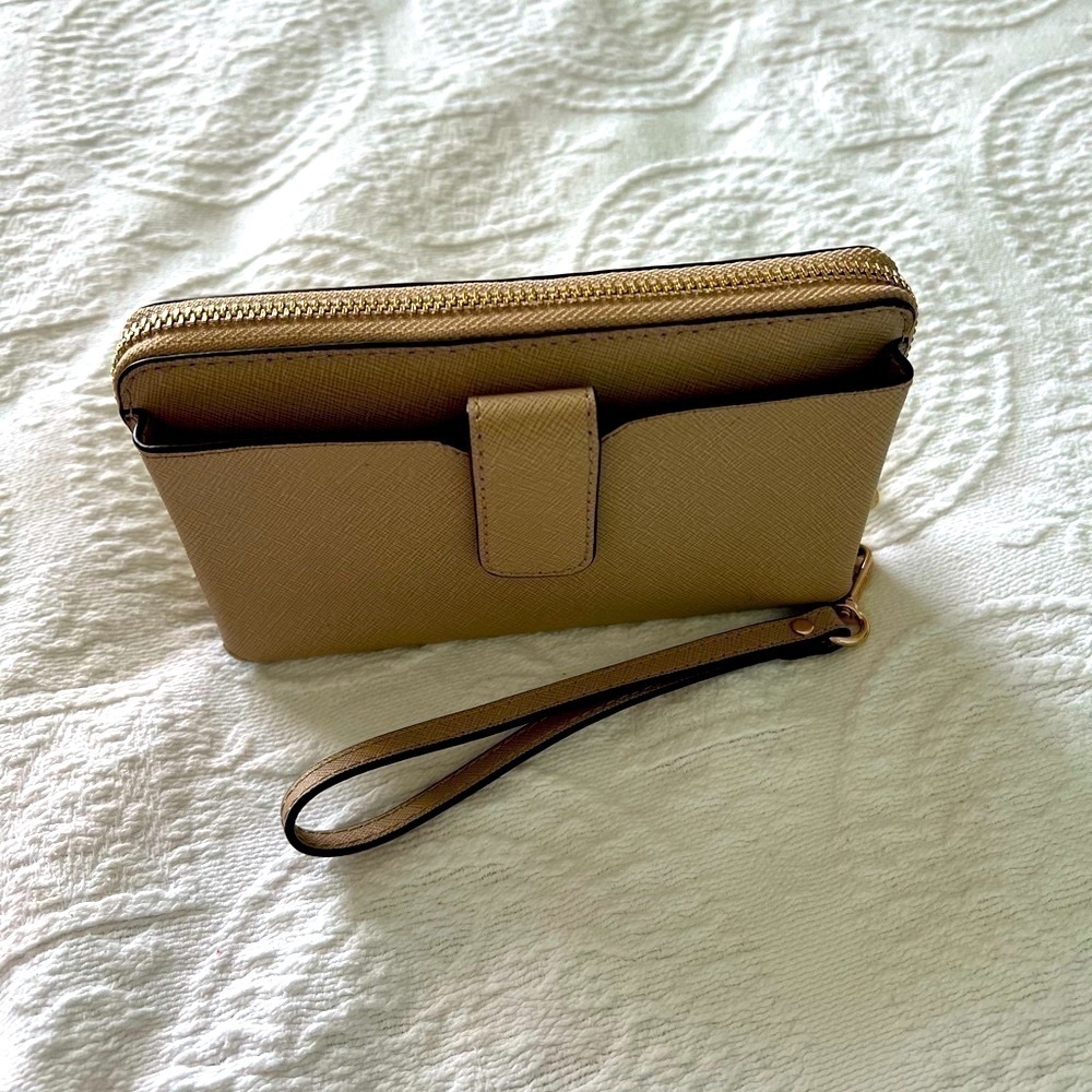 Michael Kors: NEW Women zip around wristlet, phone holder, cards and ID slots. - Picture 3 of 11